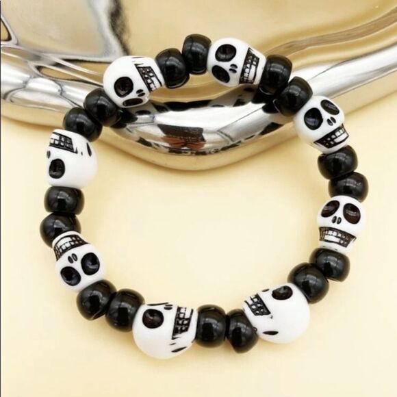 Beaded Black & White Skull Bracelet - Picture 3 of 3